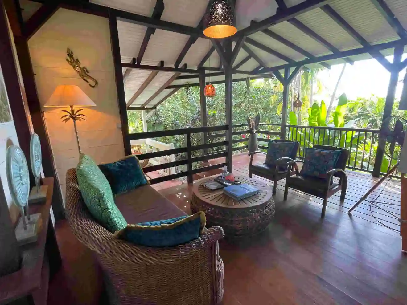 The cozy and beautifully decorated living room at Calebassier